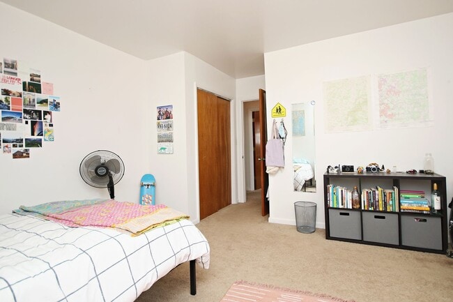 Building Photo - Walkable Top-Floor 2BR Near UVA Grounds, Medical Center & Downtown