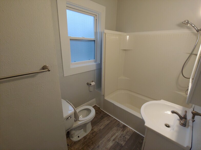 Bathroom - 1467 Dormont Ave