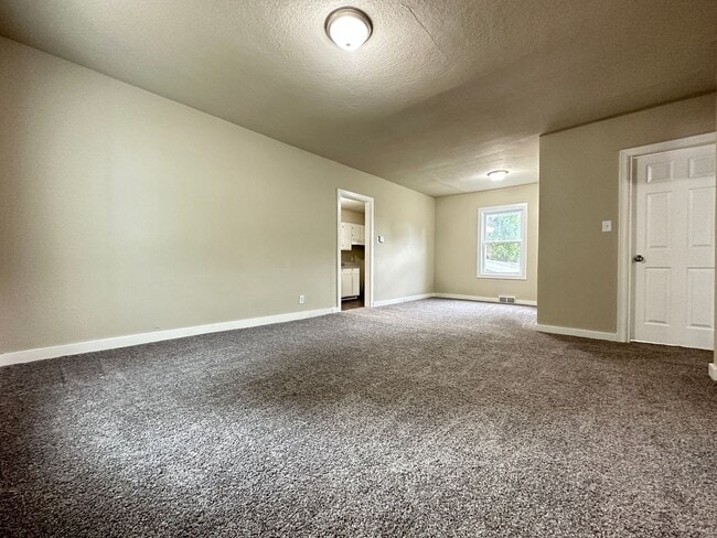 Building Photo - 2 Bedroom with 3 Stall Attached Garage