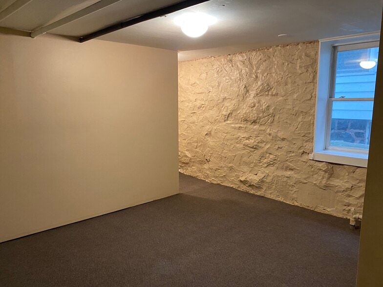 Building Photo - 619 N 17th Ave E