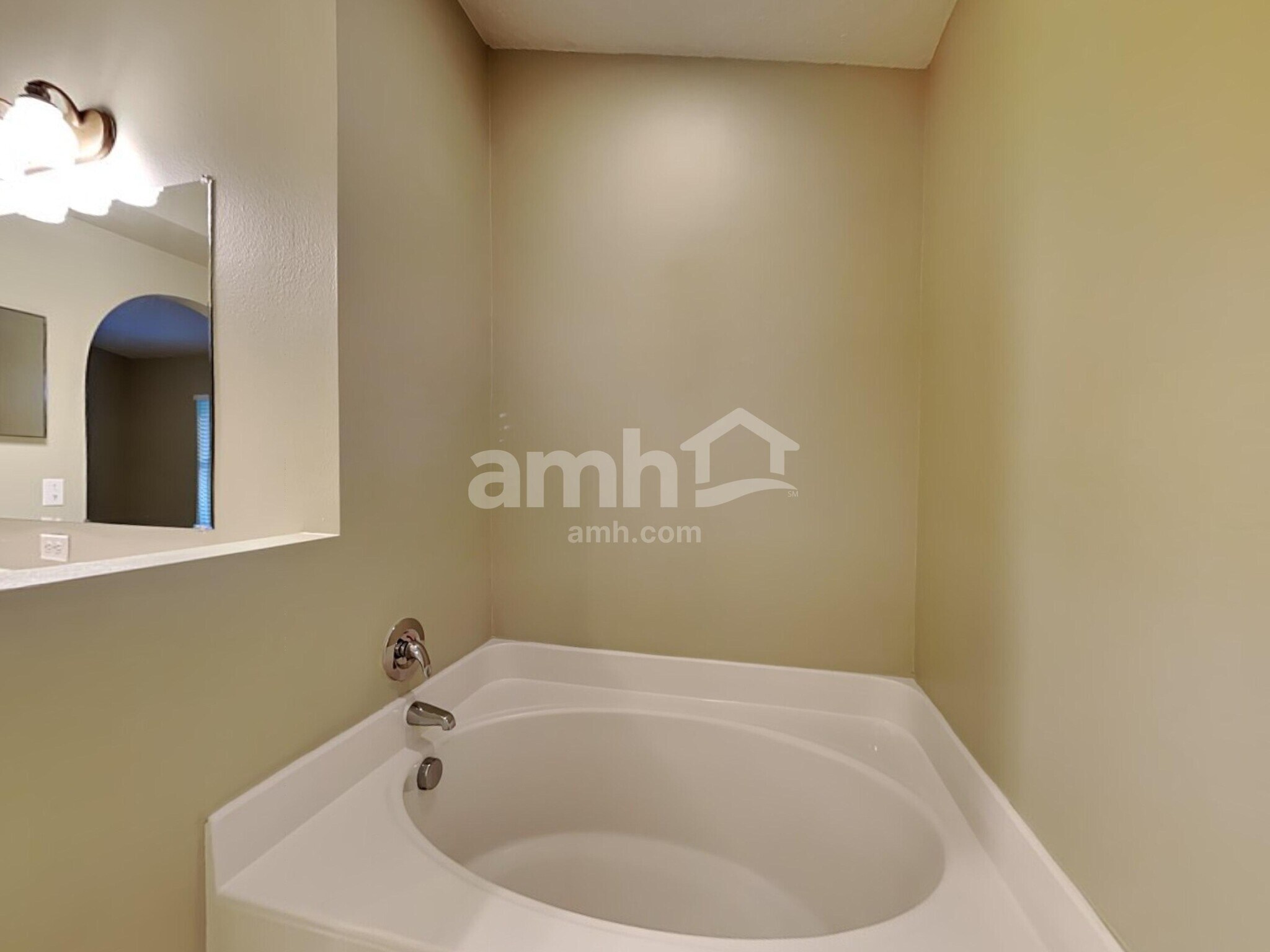 Building Photo - 16560 Corner Lake Dr