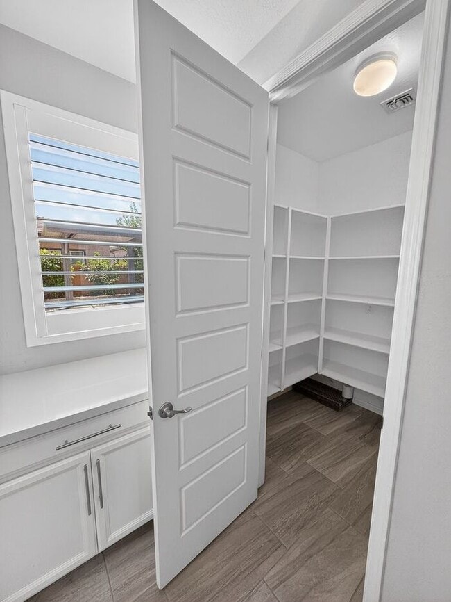 Building Photo - Stunning 5 Bed/5Bath Home in Gated Community – Over 3,100 SqFt of Modern Living -New Carpet throu...