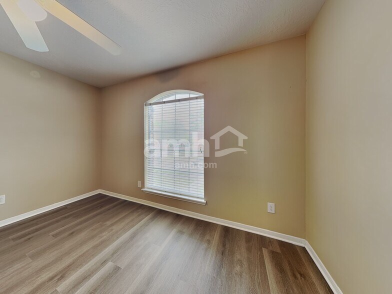 Building Photo - 11911 Lakewood Hills Dr