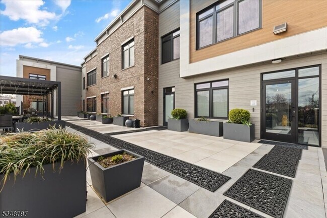 Building Photo - 450 Springfield Ave