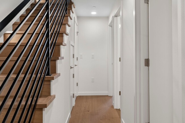 Building Photo - Beautiful Eastlake Condo