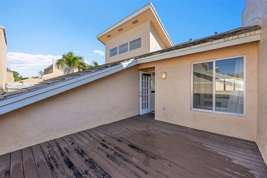 Building Photo - 4011 Coral Springs Dr