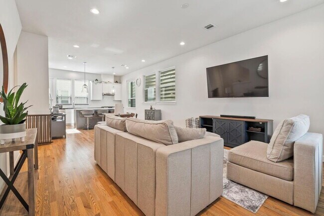 Building Photo - Great Opportunity! Modern three-story home located in the heart of EaDo, offering a well-designed...