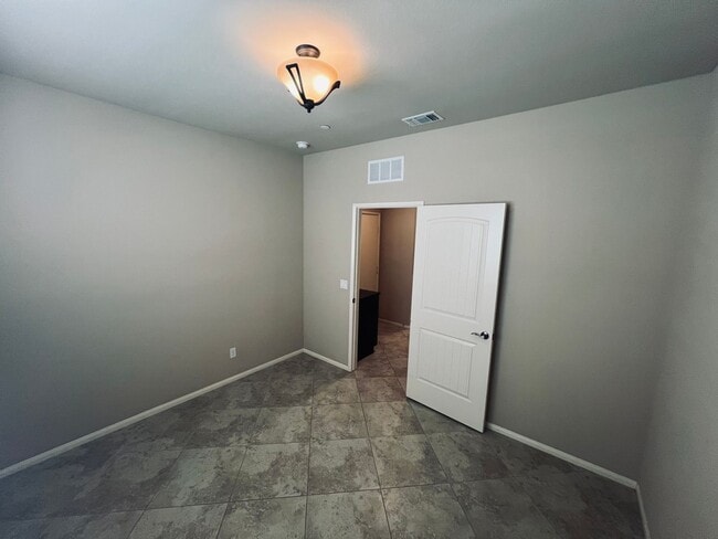 Building Photo - Gorgeous 2 bedroom and 2 bathroom home in ...
