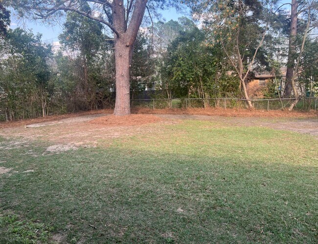 Building Photo - 3103 Lincoln Dr