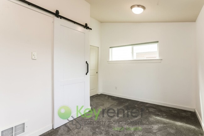 Building Photo - 3-Bedroom Beauty with Fenced Yard and Flex...