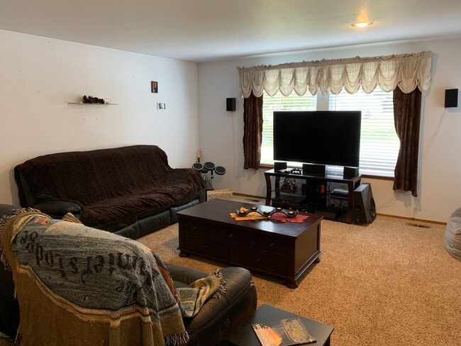 Building Photo - Lovely Home with Massive fenced yard and S...