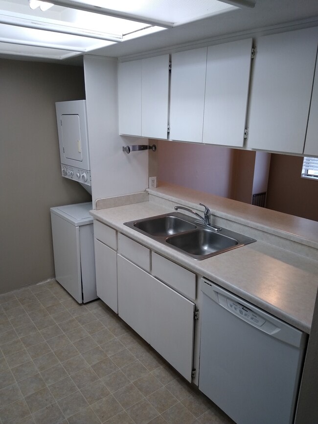 Building Photo - 171 College Way
