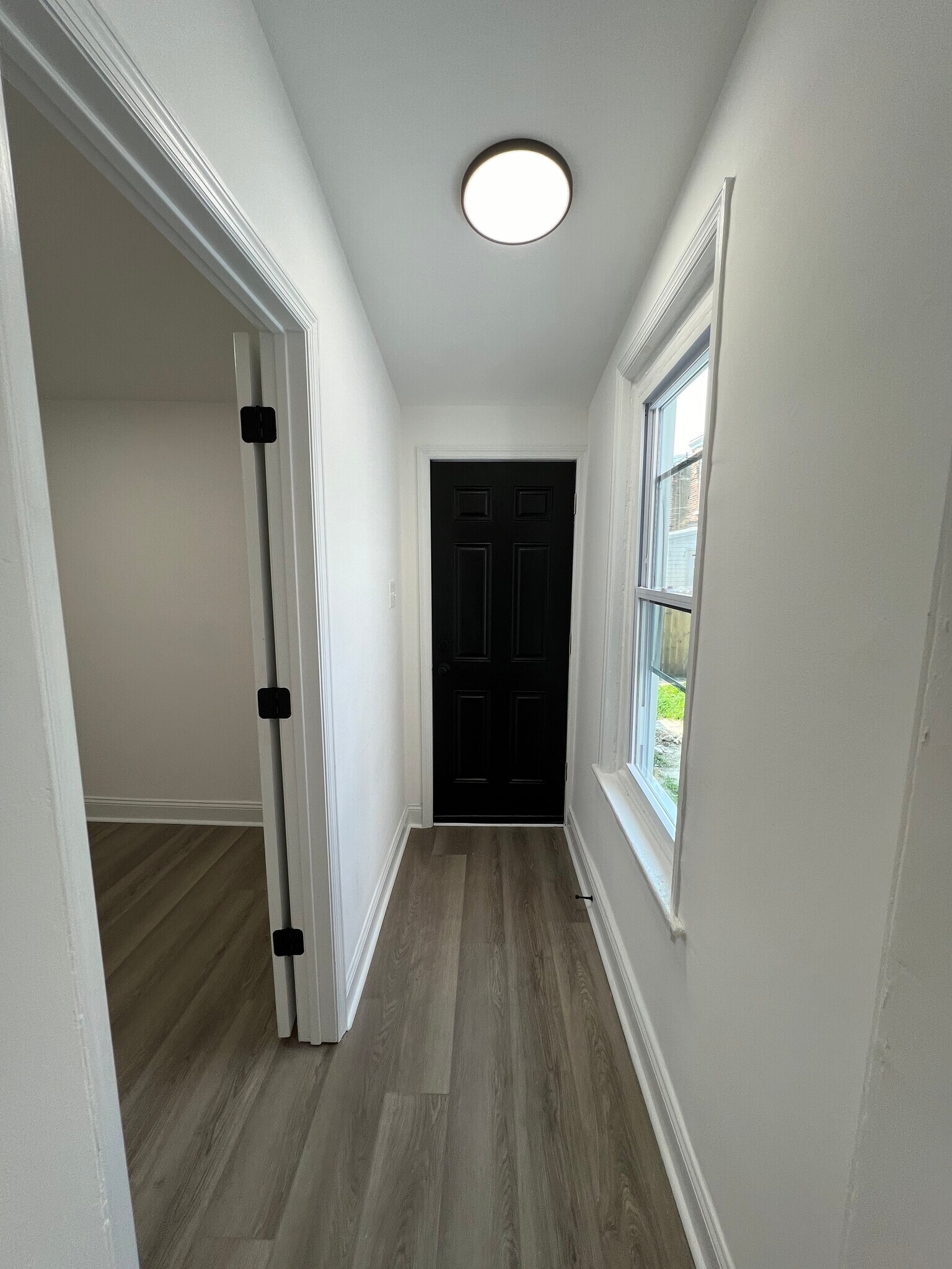 Building Photo - 921 W 3rd St