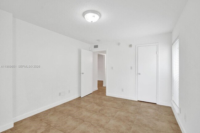 Building Photo - 949 Riverside Dr