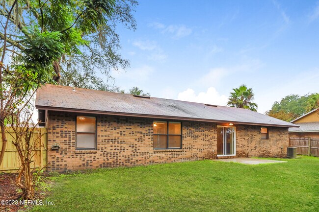 Building Photo - 6353 Tree Top Cir W