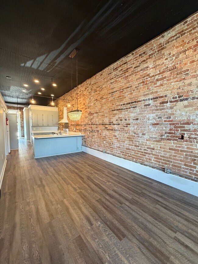 Building Photo - 27 W Oak St