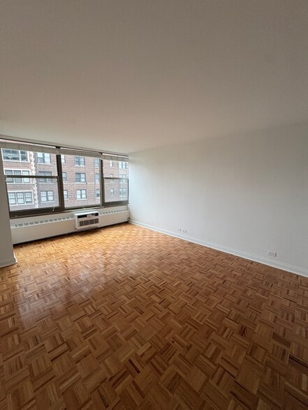 Primary Bedroom - 360 W Wellington Ave