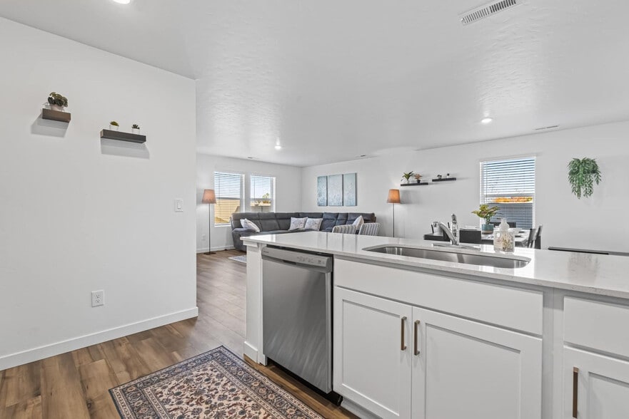 Building Photo - 8648 E Wishmore St