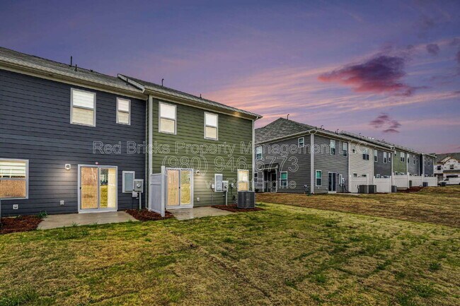 Building Photo - 760 Kitfox Dr NW