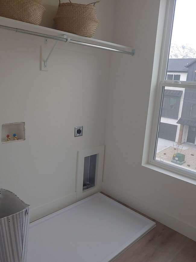 Building Photo - Townhome with Rooftop Balcony in Prime American Fork Location