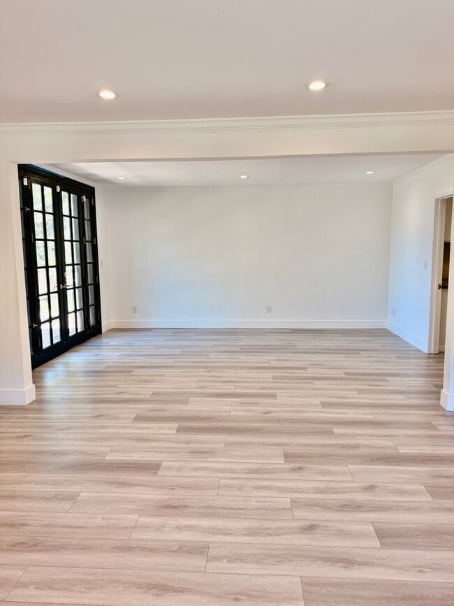 Building Photo - Gorgeous Encino Hills Home