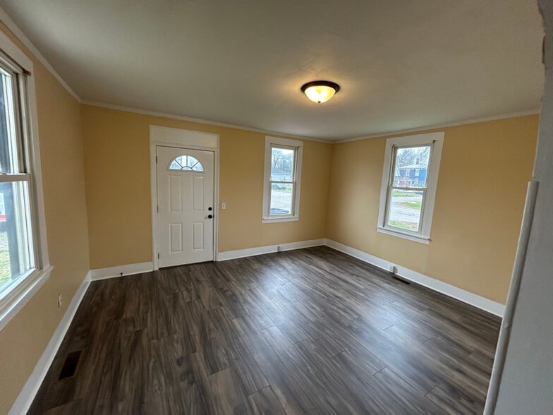 Building Photo - 9 W Walnut St