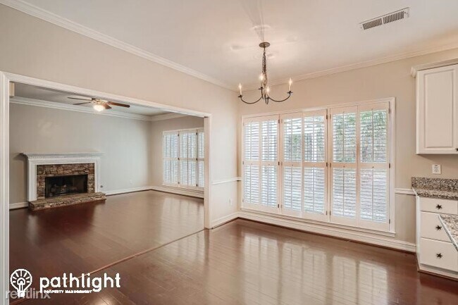 Building Photo - 4 br, 2.5 bath House - 1045 Mayfield Manor...