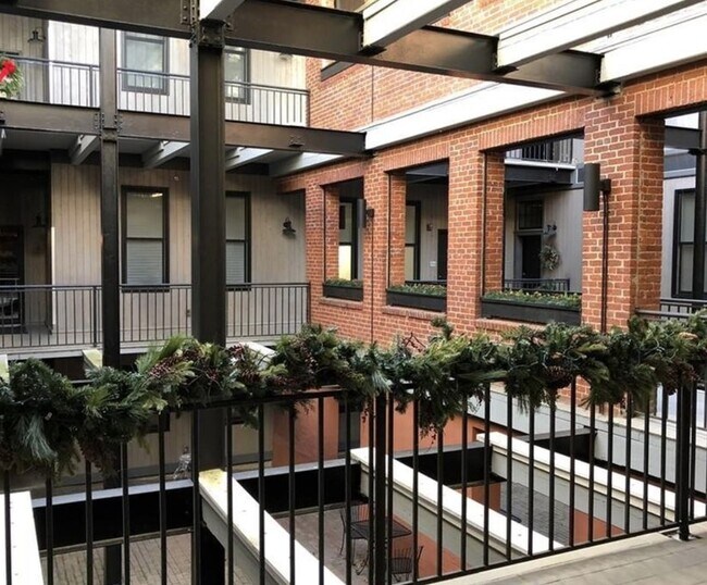 Building Photo - 406 Lincoln St