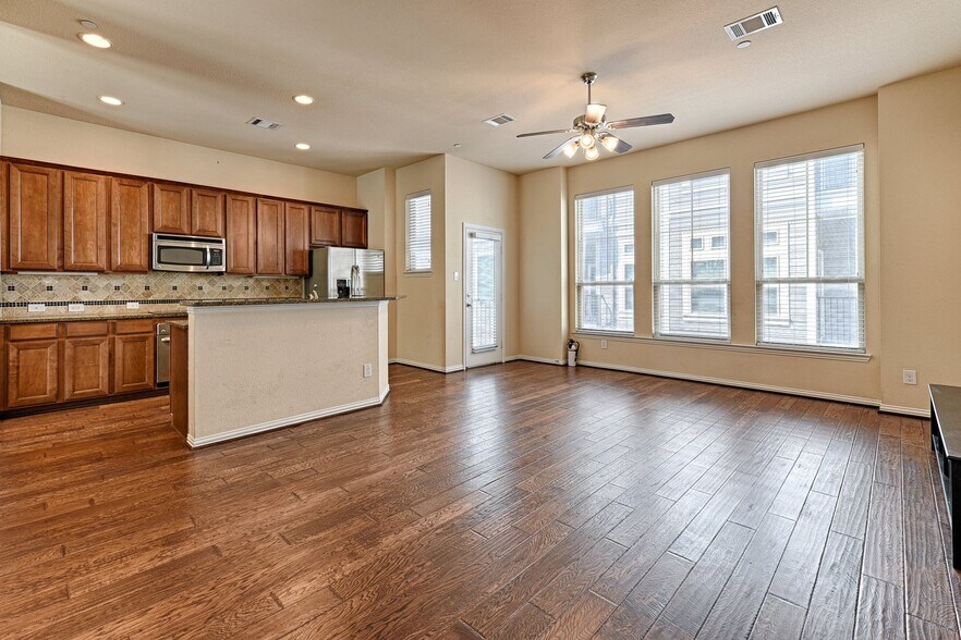 Building Photo - 2326 Stutz Dr