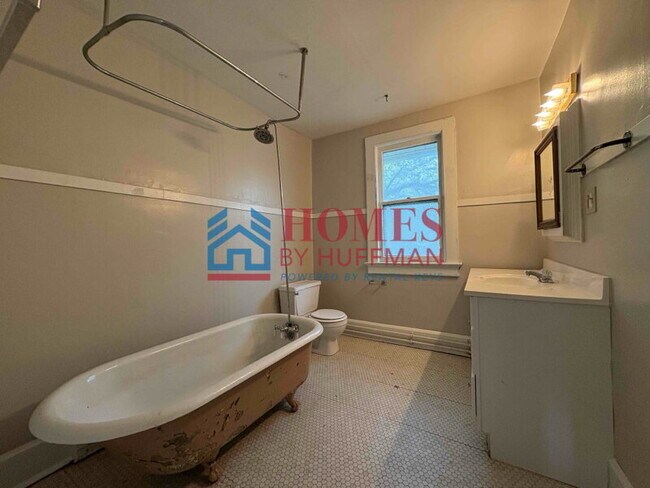 Building Photo - Spacious 3 Bedroom House | Two-Story | Loc...