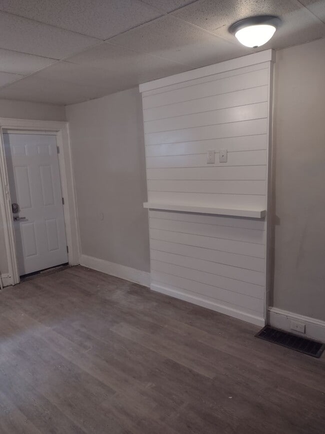 Building Photo - Refreshed 3BR/1BA Cozy Home with Porch & Fenced Yard!