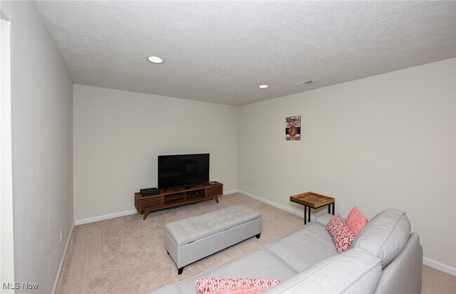 Building Photo - 4816 Lake View Dr