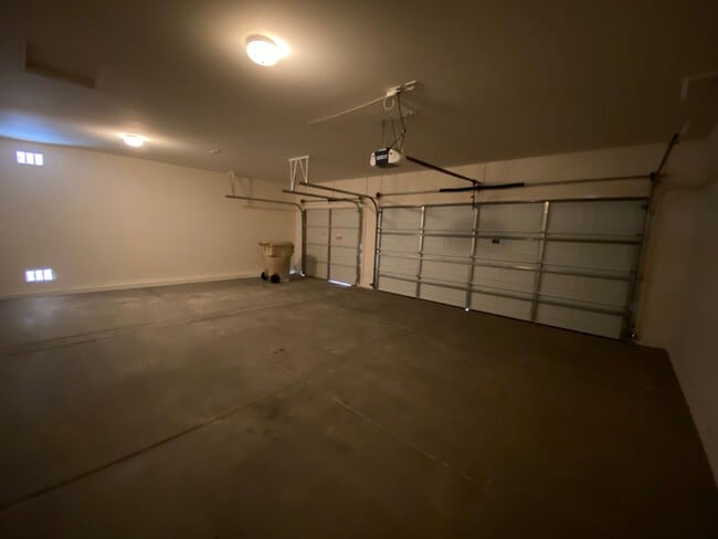 Building Photo - Exceptional 4BR/2BA Home in Magma Ranch! T...