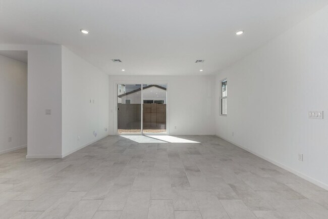 Building Photo - 2436 W Maximo Wy