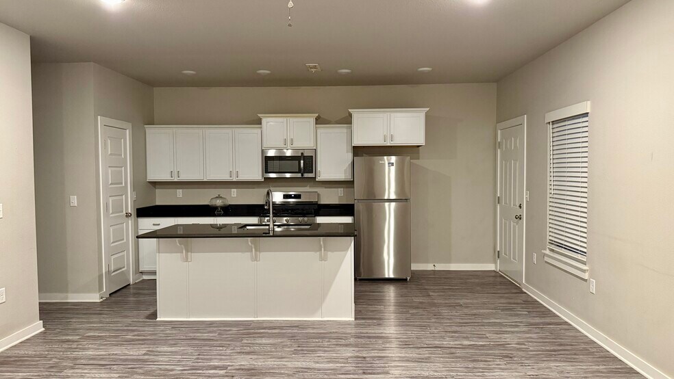 Building Photo - 103 E Mulberry St