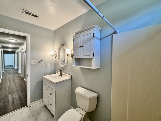 Building Photo - A Ranch Home In Great Neck!  Ready NOW!  P...
