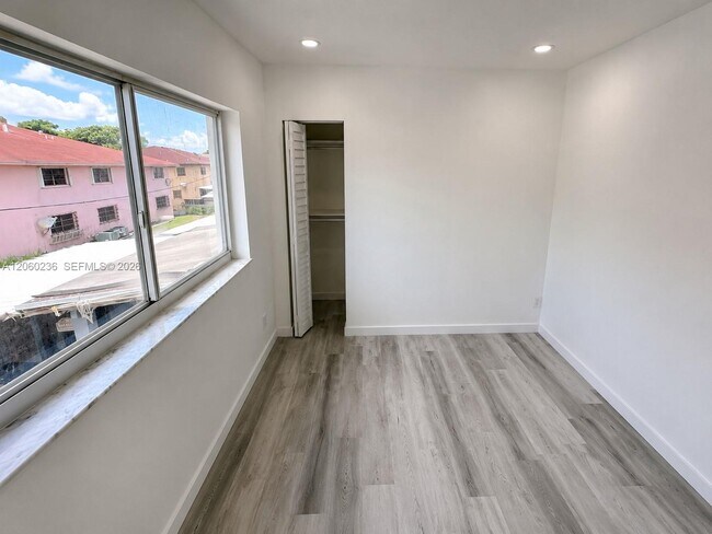 Building Photo - 1373 W 43rd Pl