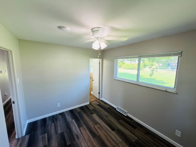 Building Photo - Move-In Ready 3BR/2BA Home with 2-Car Garage in St. Charles