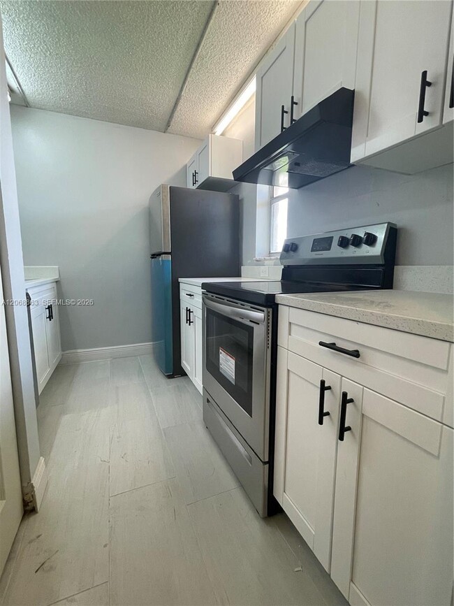 Building Photo - 10169 Twin Lakes Dr