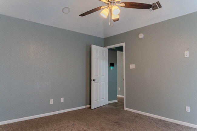 Building Photo - "Charming and Spacious 1,575 Sq Ft Home with 3-Bedroom Retreat with 2 Full Baths!"