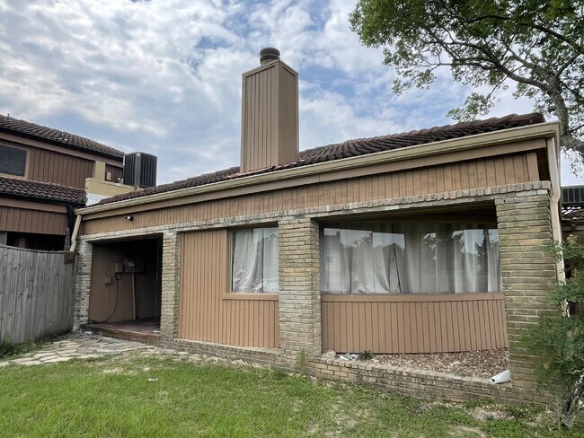 Building Photo - Live in the city of Panorama Village & enjoy all it has to offer: 27-hole golf course, 3 city par...