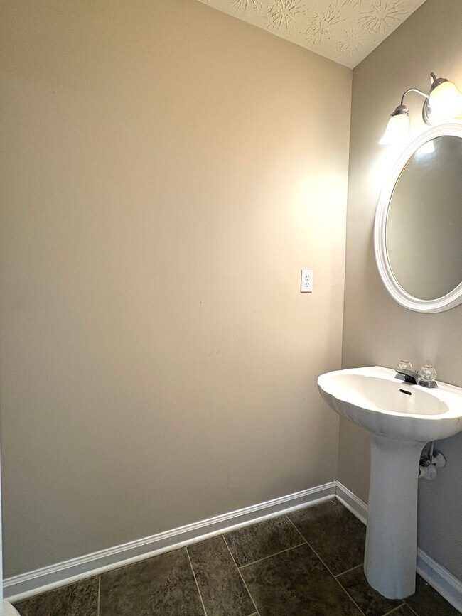 Building Photo - Spacious Townhouse with Convenient Location