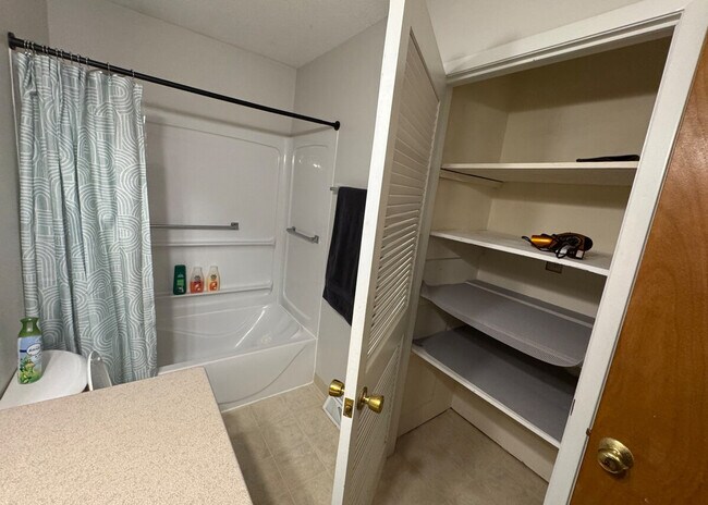 Building Photo - 202 NW Sharmin Dr