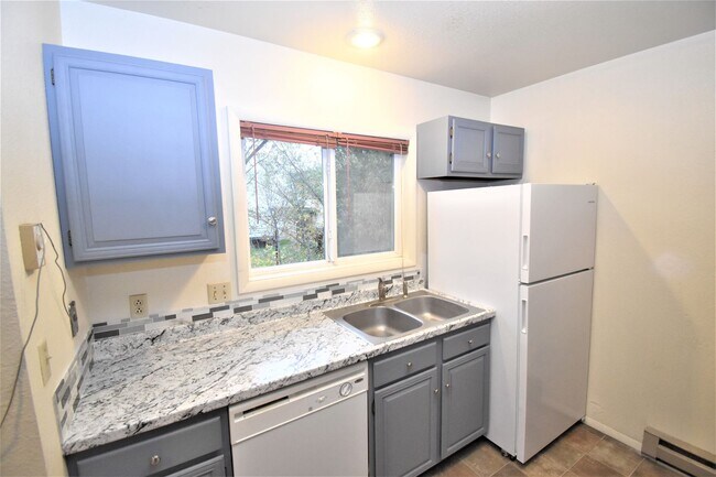 Building Photo - Great top floor 2 bed 1 bath condo, amazin...