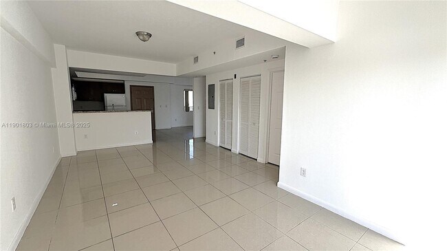 Building Photo - 909 SW 15th Ave