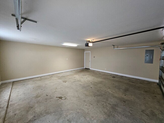 Building Photo - 121 Eagle Pt Dr