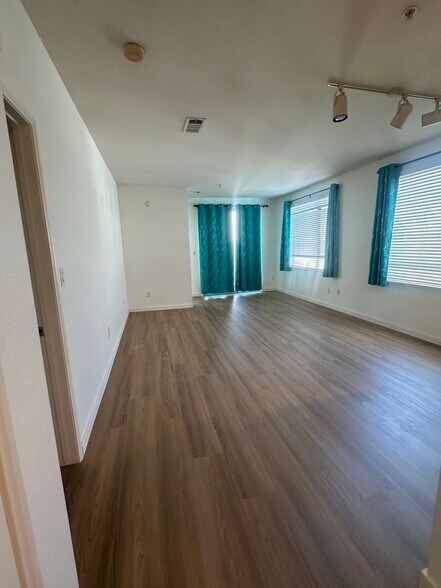 Building Photo - 6400 Crescent Park E