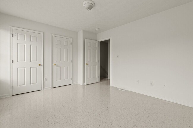 Building Photo - Charming Two Bedroom Townhome in South Louisville, Family-Friendly Neighborhood!