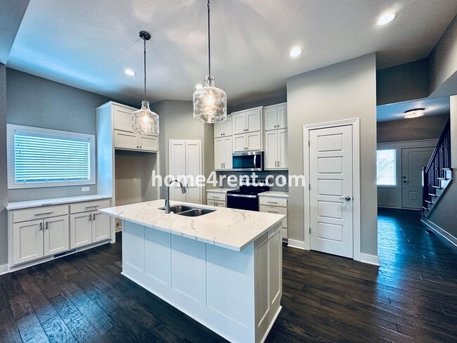 Building Photo - Stunning, Maintenance Free Townhome in Desoto w/ an Elegant Kitchen and Wood Floors Throughout!