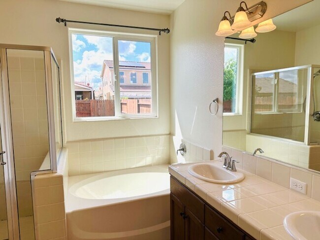 Building Photo - $2,250 Locan & Ashlan, 3 Bedroom - E. Giav...